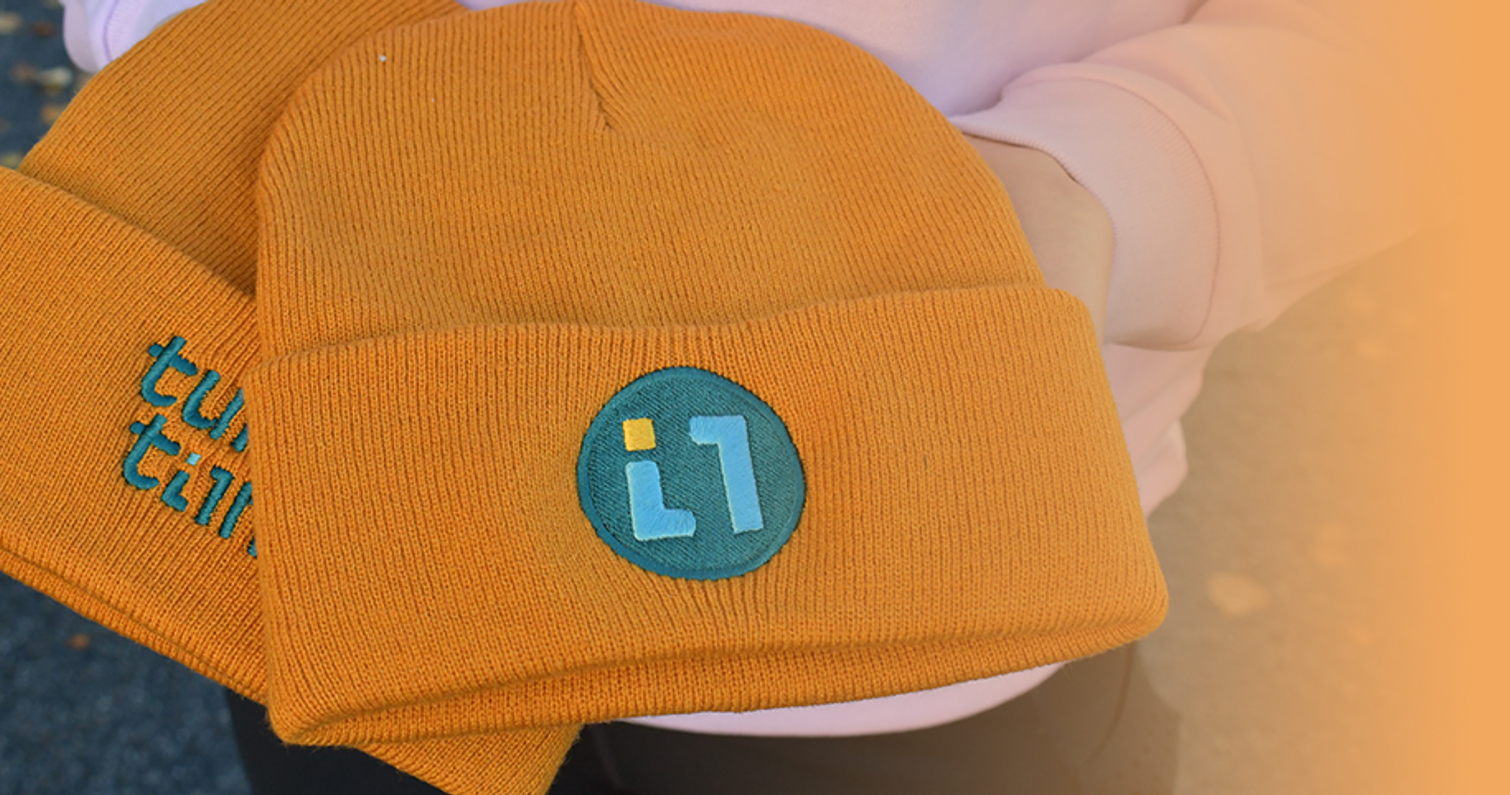 Joen Tukkutiimin oransseja pipoja