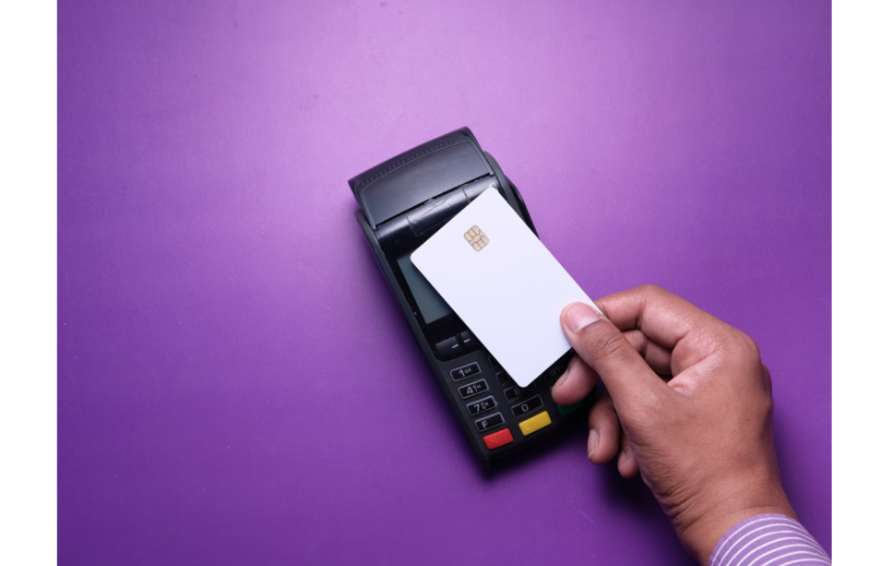 AtFlow'n verkkokauppapohja on monipuolisesti integroitavissa erilaisiin maksutapoihin. Kuvassa k&auml;si pit&auml;&auml; pankkikorttia maksup&auml;&auml;tteen p&auml;&auml;ll&auml;.